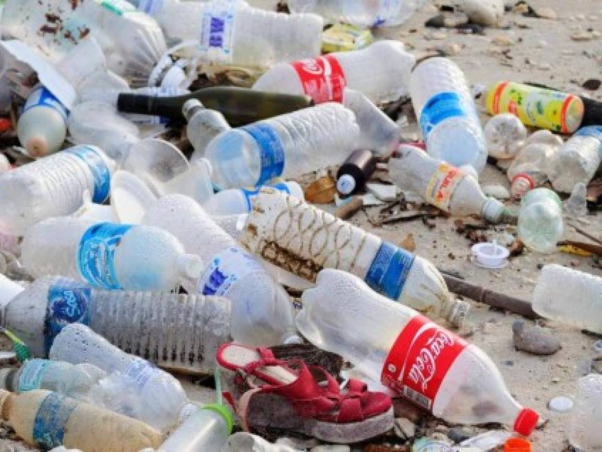 Coca-Cola y Pepsi prometen 'grandes progresos' para reducir los residuos plásticos