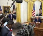 <i>La disputa ya no enfrenta solamente a Trump con medios críticos: pone a prueba los límites constitucionales del poder para decidir quién puede cubrirlo. (Foto: EFE)</i>