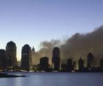 <i>Fotografía de archivo del humo en los restos del World Trade Center, tras los atentados del 11 de septiembre de 2001, en Nueva York. EFE/Tannen Maury</i>