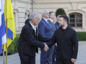 <i>El presidente ucraniano, Volodímir Zelenski (derecha), da la bienvenida al presidente hondureño, Nasrí Asfura (izquierda), antes de su reunión en Kiev, Ucrania, el 19 de junio de 2026. Nasrí Asfura llegó a Kiev para reunirse con altos funcionarios ucranianos en medio de la invasión rusa en curso. (Ucrania, Kiev) EFE/EPA/SERGEY DOLZHENKO</i>