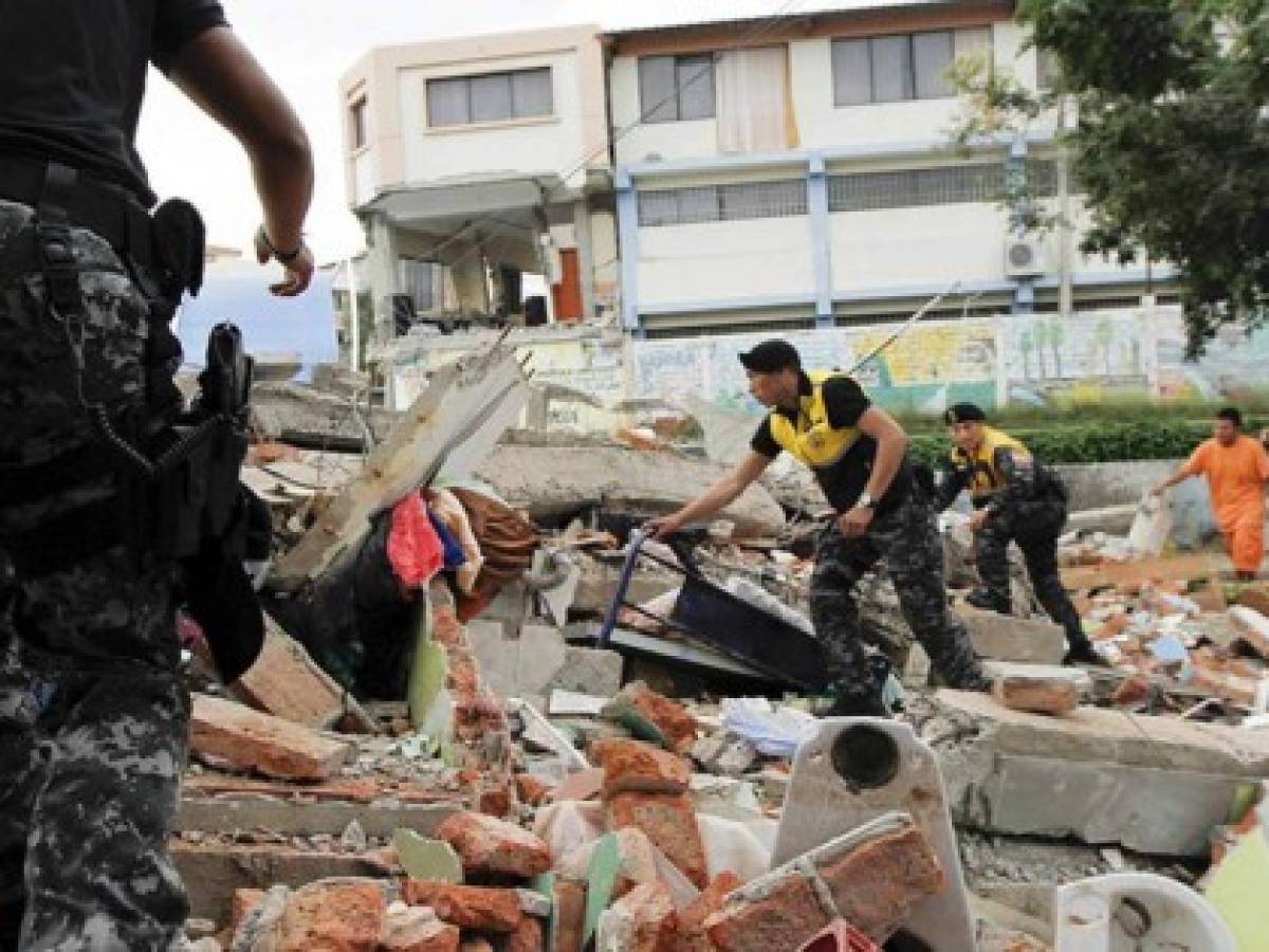Correa cifra en US$3.000 millones pérdidas por terremoto en Ecuador