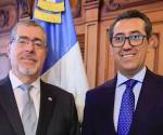 Presidente Bernardo Arévalo y el destituido Jonathan Menkos, quien estuvo sólo ocho días al frente del Banco de Guatemala. (Foto: Presidencia de Guatemala)