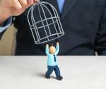 El gaslighting corporativo es la manipulación sistemática con la que un líder induce a sus colaboradores a desconfiar de su propia memoria y su criterio. (Foto: Shutterstock)