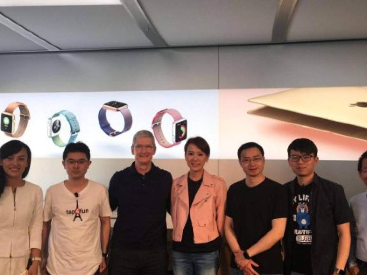 Tim Cook se reúne con emprendedores chinos en una visita a Pekín