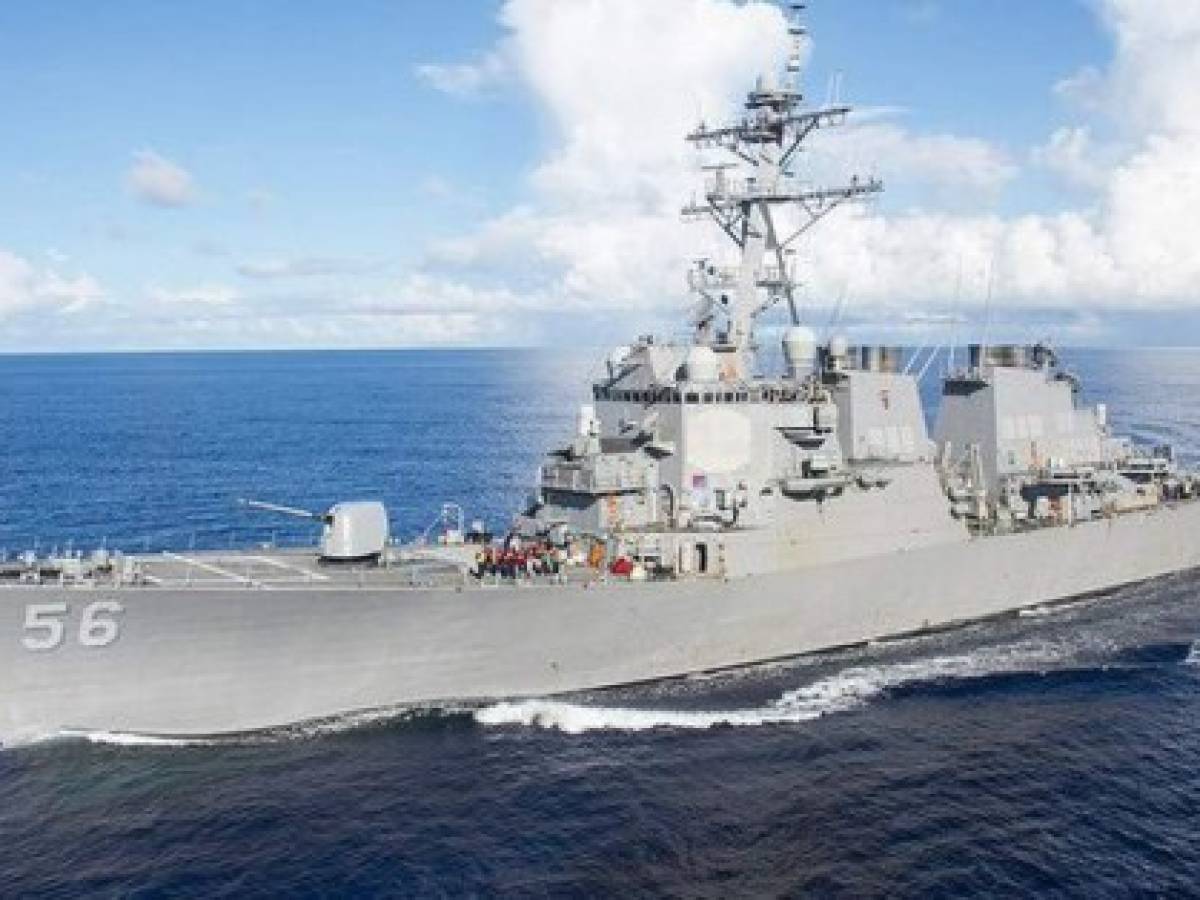 Un lanzamisiles de la Armada de EE.UU. colisiona con un buque petrolero en Singapur