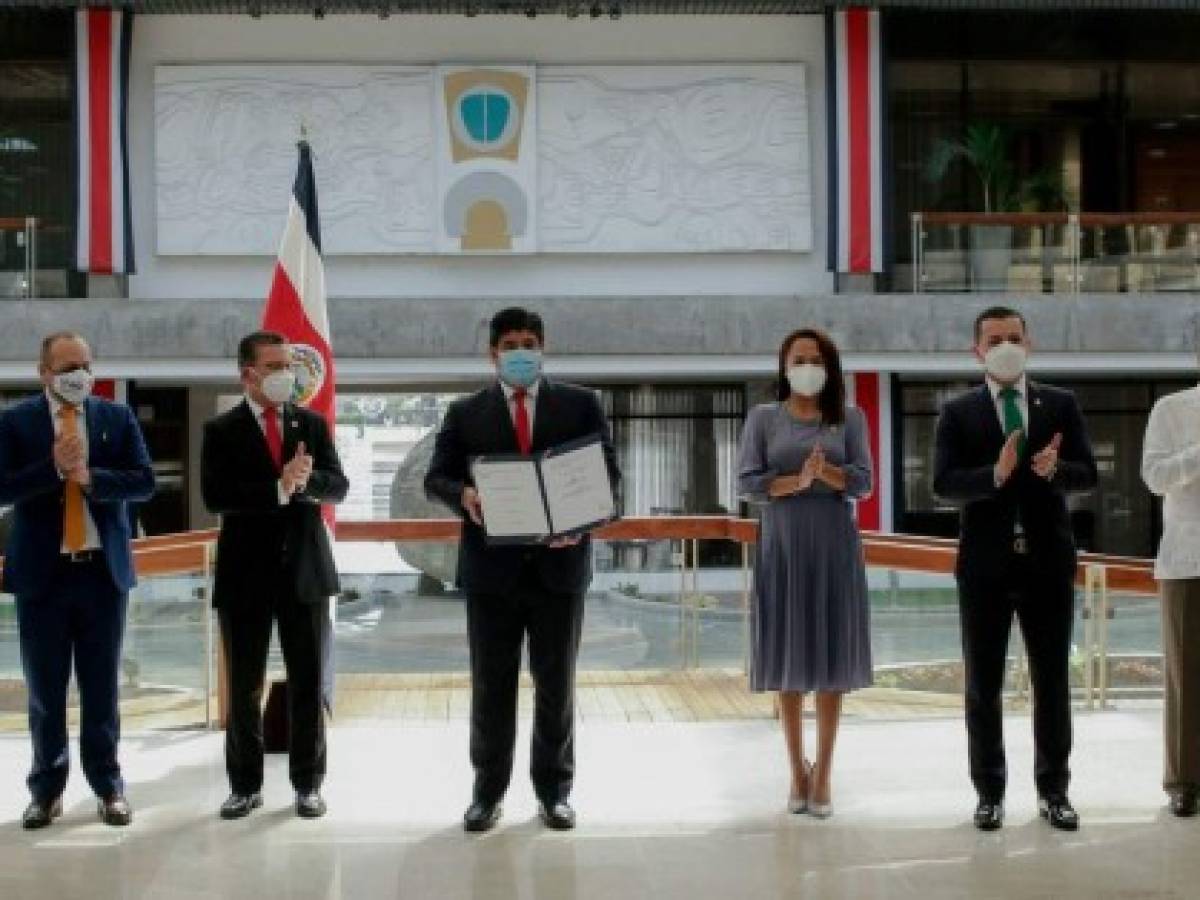Presidente de Costa Rica firma ley que evita reducir los salarios de los educadores