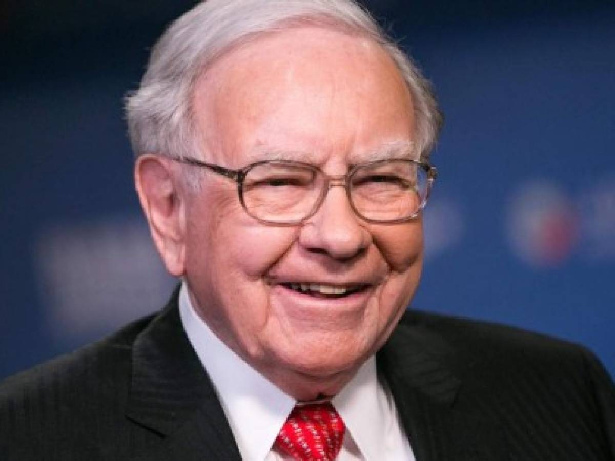 Buffett eleva particiación en Apple y baja en IBM