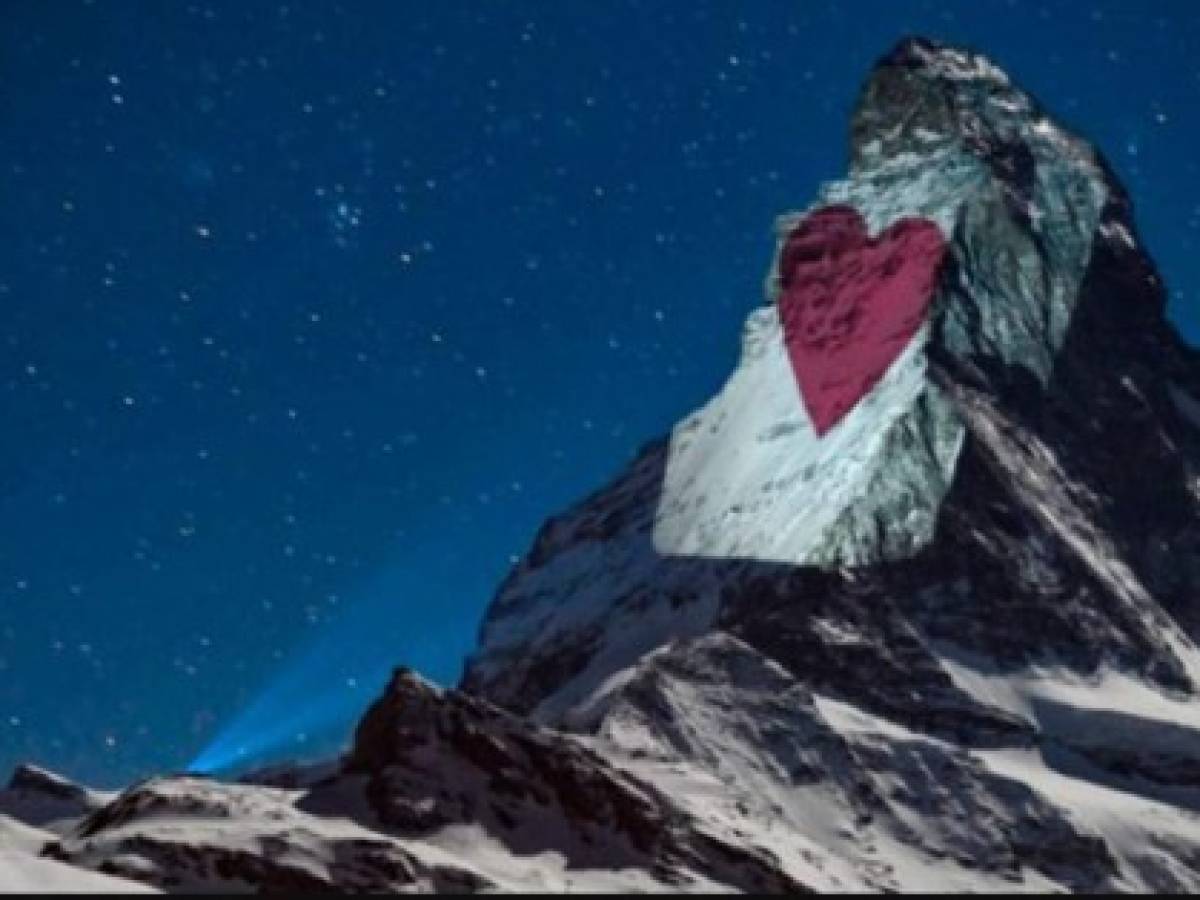 Iluminan montaña emblemática suiza ‘como signo de esperanza’