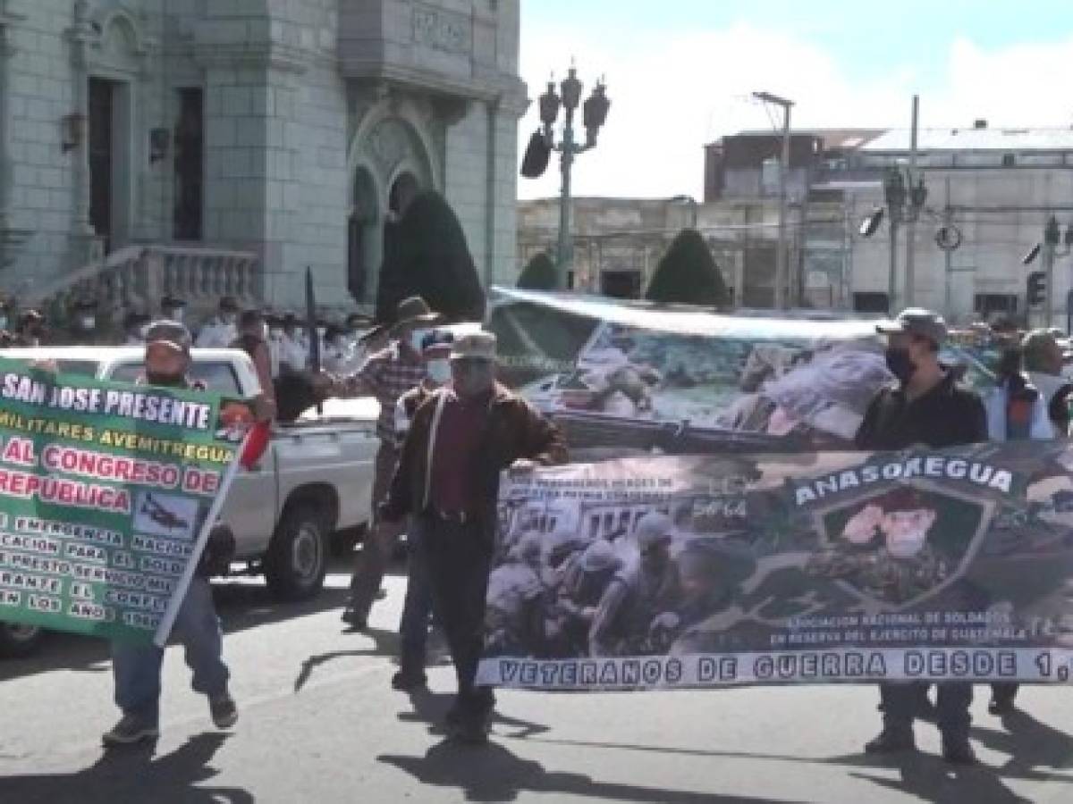 Guatemala: Exmilitares bloquean carreteras para exigir resarcimiento
