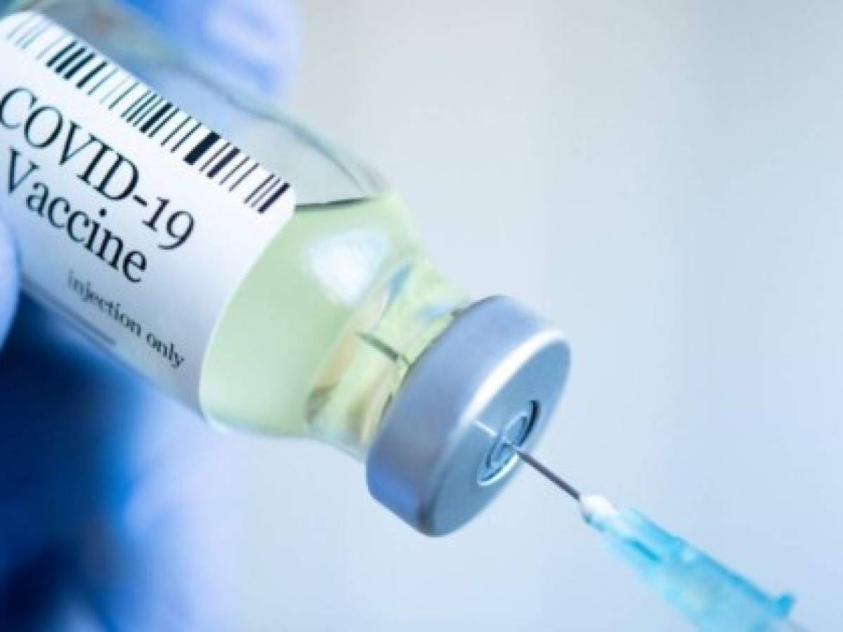 Autoridades de EEUU anuncian que los vacunados pueden reunirse sin mascarilla