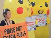 <i>Activistas levantan pancartas que piden a los mayores emisores de CO2 del mundo que llenen el fondo de Pérdidas y Daños que apoya la adaptación y el desarrollo de los países más vulnerables al cambio climático, en las conversaciones sobre el clima de la COP28 de las Naciones Unidas en Dubai el 4 de diciembre de 2023. FOTO KARIM SAHIB/AFP</i>