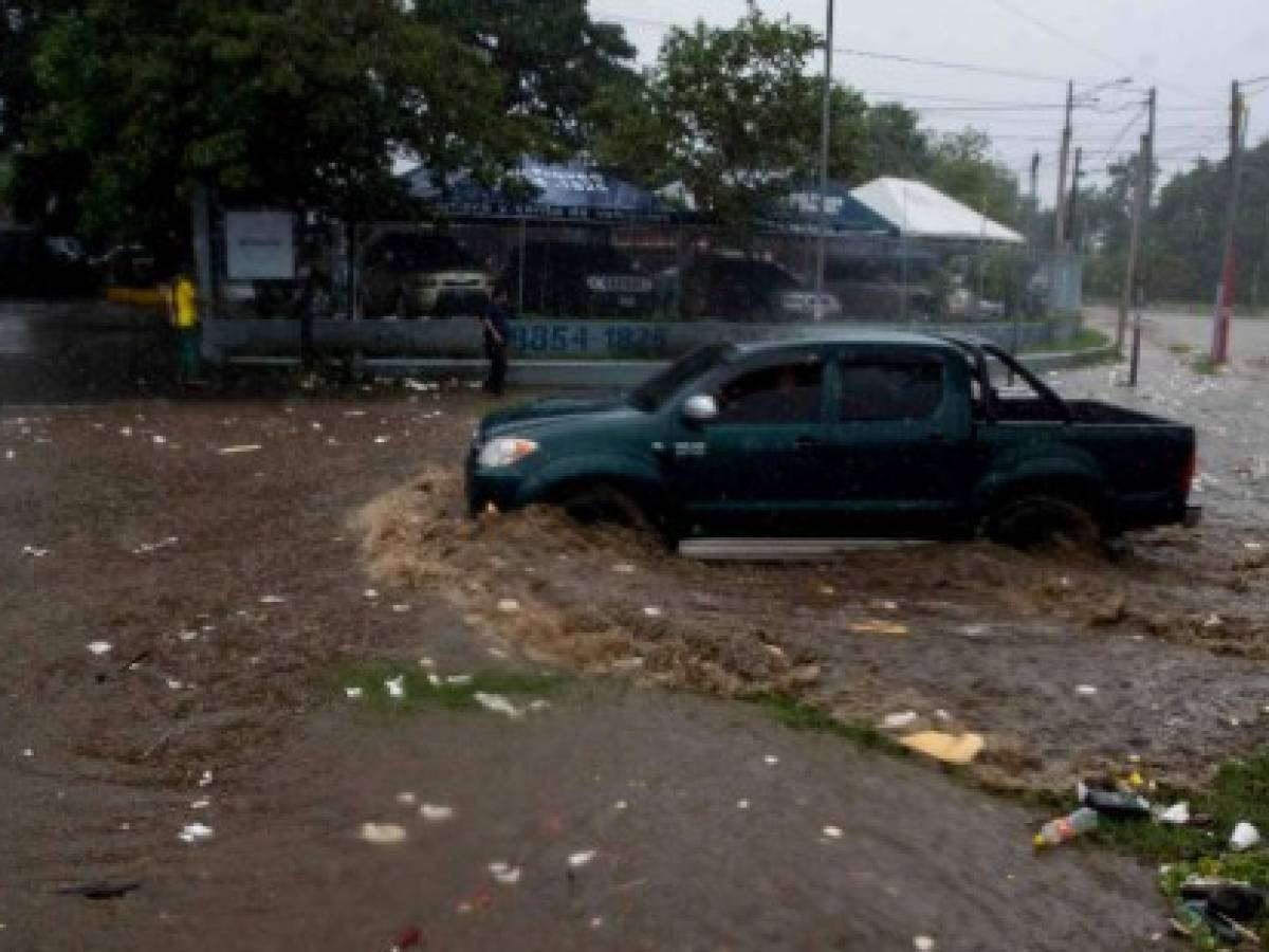 Honduras promete construir presas para salvar el valle de Sula tras el paso de los huracanes