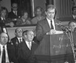 <i>El escritor peruano Mario Vargas Llosa, galardonado hoy con el Premio Príncipe de Asturias de las Letras 1986, que ha compartido con el lingüista Rafael Lapesa, pronuncia un discurso de agradecimiento en nombre de los premiados durante la ceremonia de entrega de la sexta edición de los Premios Príncipe de Asturias, celebrada en el Teatro Campoamor, de Oviedo, bajo la presidencia del príncipe Felipe de Borbón. EFE/tb.</i>