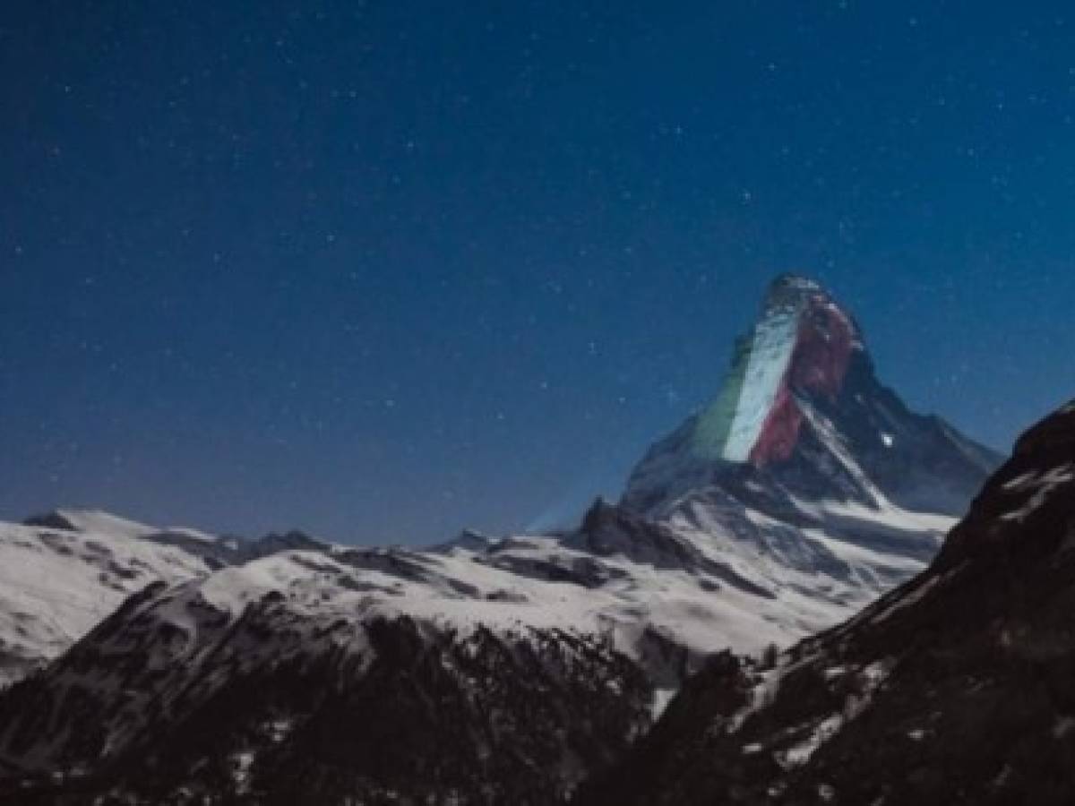 Iluminan montaña emblemática suiza ‘como signo de esperanza’