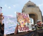 <i>Personas participan en una manifestación este domingo, en el Monumento a la Revolución en Ciudad de México (México). Bajo el lema 'una sola voz', artistas, locutores, actores de doblaje y creativos mexicanos protestaron en la capital del país para exigir una legislación que regule el uso de la voz humana frente al avance de la Inteligencia Artificial (IA). EFE/ Mario Guzmán</i>