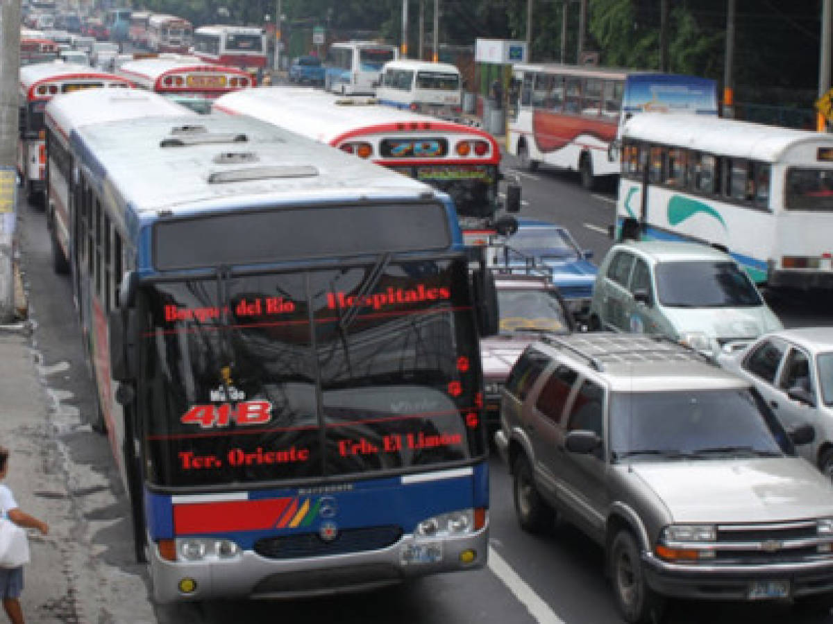 El Salvador incorpora buses brasileños a sistema de transporte