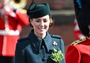 <i>Catalina entregó la planta simbólica de Irlanda tanto a los soldados como a la mascota del regimiento, el perro lobo irlandés Turlough Mor. FOTO EFE</i>