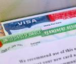 Actualmente, algunos migrantes temporales solicitan un cambio de estatus migratorio dentro de Estados Unidos porque califican para la residencia ya sea por matrimonio, empleo o reunificación familiar, y piden su green card desde el país, un proceso que puede tardar años y durante el cual se les renuevan sus visados. FOTO SHUTTERSTOCK