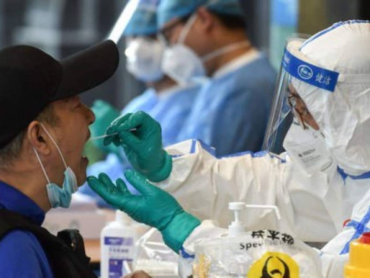 Rebrote de coronavirus en China más agresivo y con síntomas 'extraños” obliga a cancelar más de mil vuelos