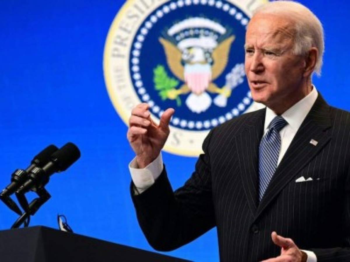 Biden quiere vacunar a todos antes de fin de mayo