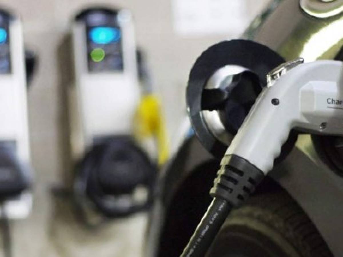 Los autos eléctricos reducirán en 50% la capacidad mundial de refinado para 2050