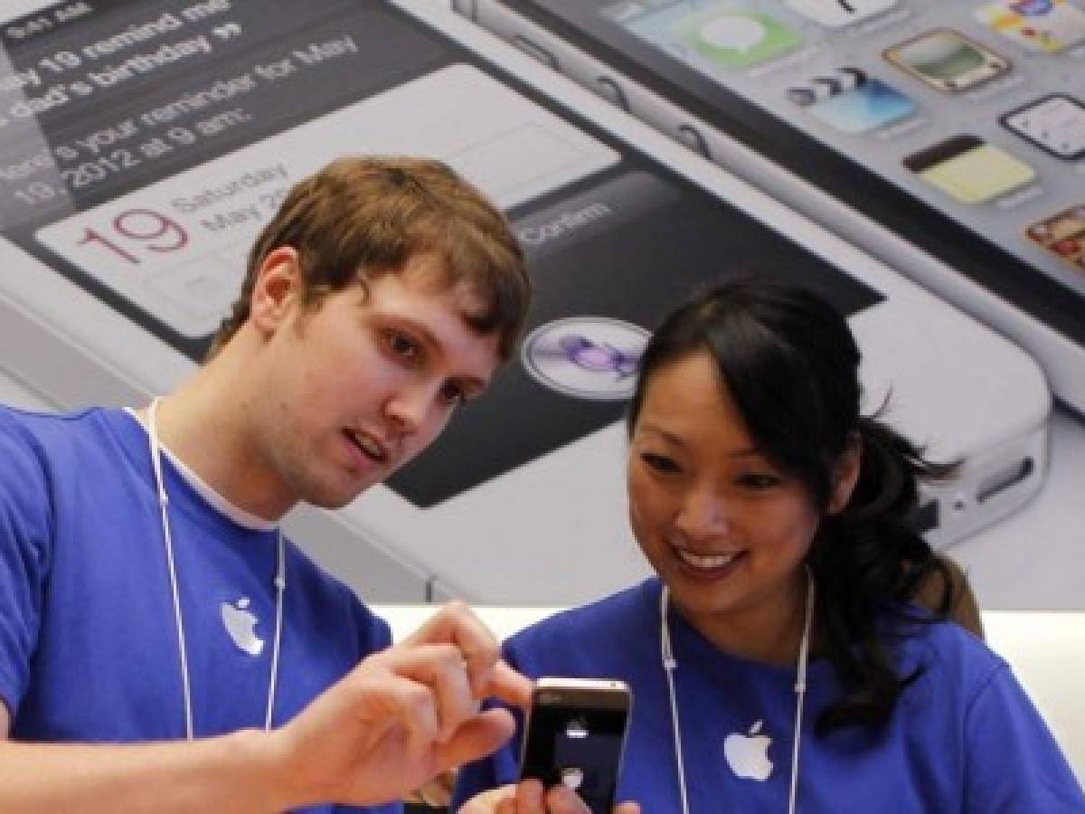 Apple reta a Trump y contrata a más latinos, asiáticos...