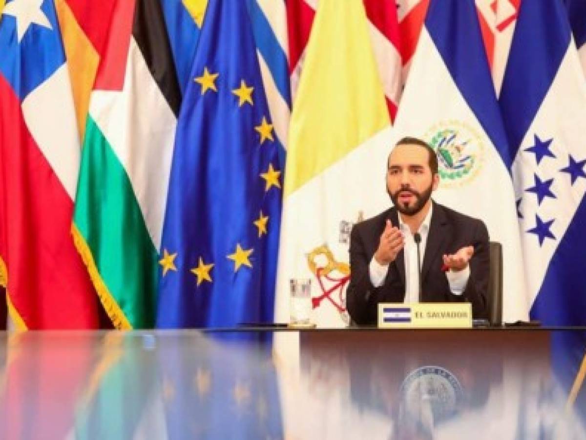 El Salvador convoca a tenedores de deuda tras caída de precio de bonos