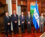 <i>Ejecutivos del conglomerado empresarial Grupo Castillo Hermanos sostuvo un encuentro con el presidente Nasry Asfura. Foto de cortesía</i>