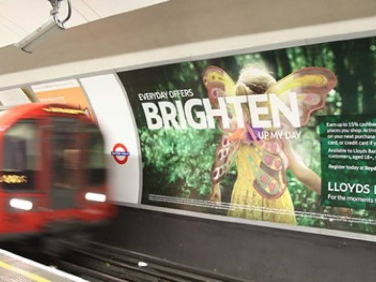 Londres prohibiría publicidad de comida chatarra en el transporte público