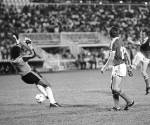 <i>Las selecciones de El Salvador y Hungría jugaron en el grupo C del Mundial de España'82, que el equipo húngaro ganó por 10-1. En la imagen, el húngaro Laszlo Kiss (d) remata ante el portero Luis Guevara Mora. EFE/fs</i>