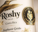 <i>Roshy Wine cumple 10 años, se vende en supermercados y en zonas turísticas de Costa Rica. Foto de cortesía</i>