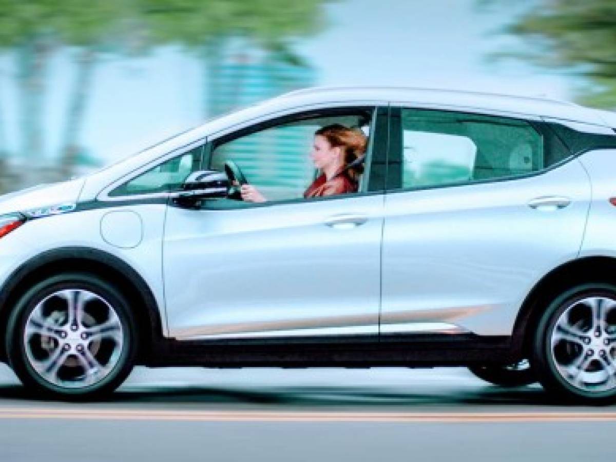 Biden quiere acelerar la expansión del auto eléctrico en EEUU
