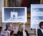 <i>Fotografía de archivo de las proyecciones del arco del triunfo propuesto por el presidente de Estados Unidos, Donald Trump, para Washington. (EFE/Jim Lo Scalzo/Pool)</i>