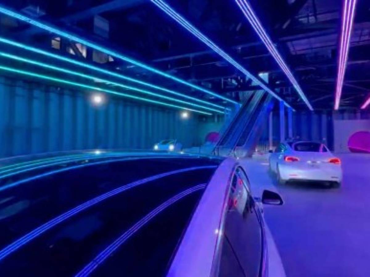 Elon Musk mostró sus túneles para conducir bajo tierra