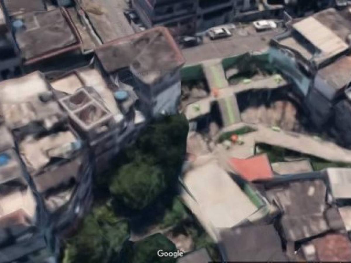 A su vez, en la vista satelital en Google Maps (F) del complejo de favelas Maré en Rio de Janeiro se pueden apreciar las escaleras que figuran en el video viralizado.