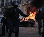 <i>Los mayores incidentes de esta jornada se registraron en Francia, donde fueron incendiados automóviles y edificios públicos. (Foto: EFE)</i>