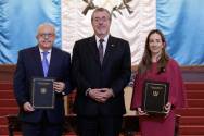 <i>Los gobiernos de Guatemala y del Reino Unido de Gran Bretaña e Irlanda del Norte firmaron un memorando de entendimiento para iniciar una cooperación técnica destinada al desarrollo del MetroRiel. Foto de cortesía</i>