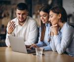 <i>El trabajo en equipo y la adaptabilidad aparecen consistentemente entre las cinco habilidades más valoradas, independientemente de la industria. Foto de iStock</i>