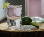 <i>Fotografía de un vaso de 'tequila rosado' este jueves, en Guadalajara (México). EFE/ Francisco Guasco</i>