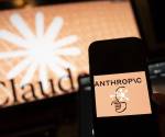 Fotografía de archivo que muestra una persona sosteniendo un teléfono con el logotipo compañía Anthropic en Nueva York (Estados Unidos). EFE/ Angel Colmenares