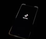 Imagen de un teléfono con el logotipo de TikTok. EFE/EPA/Roman Pilipey