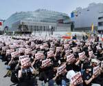 Imagen de archivo de miembros del sindicato de Samsung Electronics con pancartas con el lema Cambio Transparente durante una protesta frente a la planta de semiconductores de la compañía en Pyeongtaek, Corea del Sur, el 23 de abril de 2026. EFE/EPA/HAN MYUNG-GU