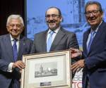 <i> Sergio Díaz-Granados (c), presidente ejecutivo de CAF (Banco de Desarrollo de América Latina), ha recibido, de manos de el presidente de la Fundación Cajasol, Antonio Pulido (d), y el presidente de la Cámara de Comercio de Sevilla, Francisco Herrero (i), un reconocimiento en la séptima edición del Premio Iberoamericano Torre del Oro promovida por la Cámara de Comercio de Sevilla, en colaboración con la Fundación Cajasol. EFE/ Raúl Caro.</i>
