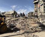 <i>Personas ayudan a remover escombros de edificios derrumbados por los terremotos este jueves, en el sector San Bernardino, en Caracas (Venezuela). EFE/ Carlos Seijas</i>