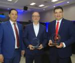 <i>Allan Deware, CEO de Pinturas Americanas (centro), junto a Carlos Girón, vicepresidente corporativo de Imagen y Reputación Institucional de Grupo Financiero Atlántida (derecha), tras recibir reconocimiento Triple Confianza Honduras 2026. FOTO GRUPO OPSA</i>