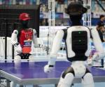 <i>Dos robots compiten en tenis de mesa durante los Juegos Robóticos que se disputaron en Pekín en agosto. EFE/EPA/JESSICA LEE</i>