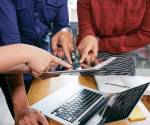 <i>Automatización, análisis de datos y nuevas habilidades digitales forman parte de los cambios que ya transforman la dinámica laboral en empresas de distintos sectores. Foto de iStock</i>