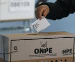 Foto de archivo de una persona que deposita un voto en una urna el domingo 7 de junio de 2026, durante la segunda vuelta de las elecciones presidenciales en Perú, en Santiago (Chile). EFE/ Elvis González