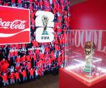 <i>Fotografía que muestra una réplica del trofeo de la Copa Mundial de la FIFA este viernes, en Ciudad de Guatemala (Guatemala). El trofeo original de la Copa Mundial de la FIFA llegará a Guatemala en febrero como parte de su gira internacional previa al torneo de 2026, según confirmaron fuentes deportivas vinculadas a la organización del evento. EFE/ Fernando Ruiz </i>