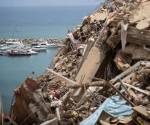 Fotografía que muestra escombros de edificios destruidos por los terremotos, en La Guaira (Venezuela). EFE/ Ronald Peña R.